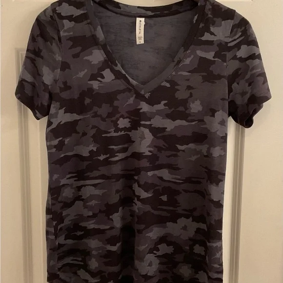 Athleta Breezy Camo Scoop Tee - Size Small - NWOT - Picture 2 of 9
